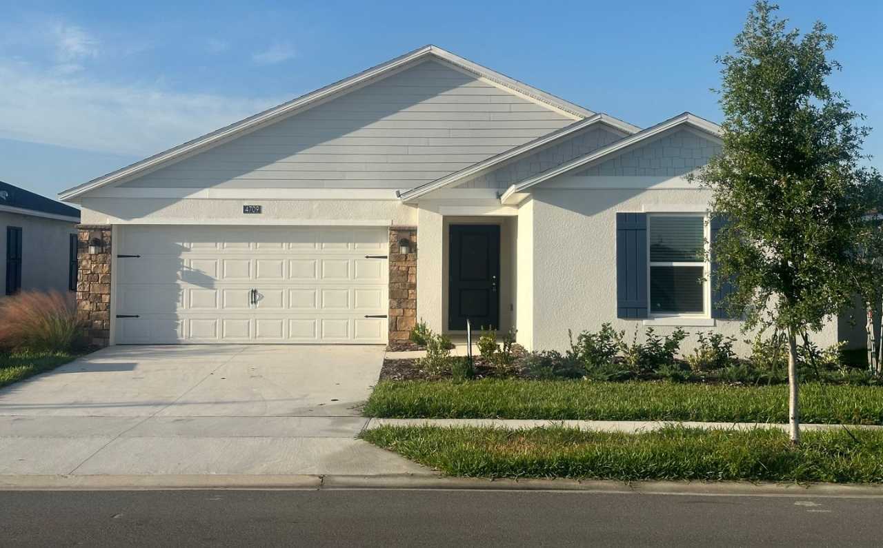 Home For Rent in Haines City with 4 Bedrooms and 2 Baths