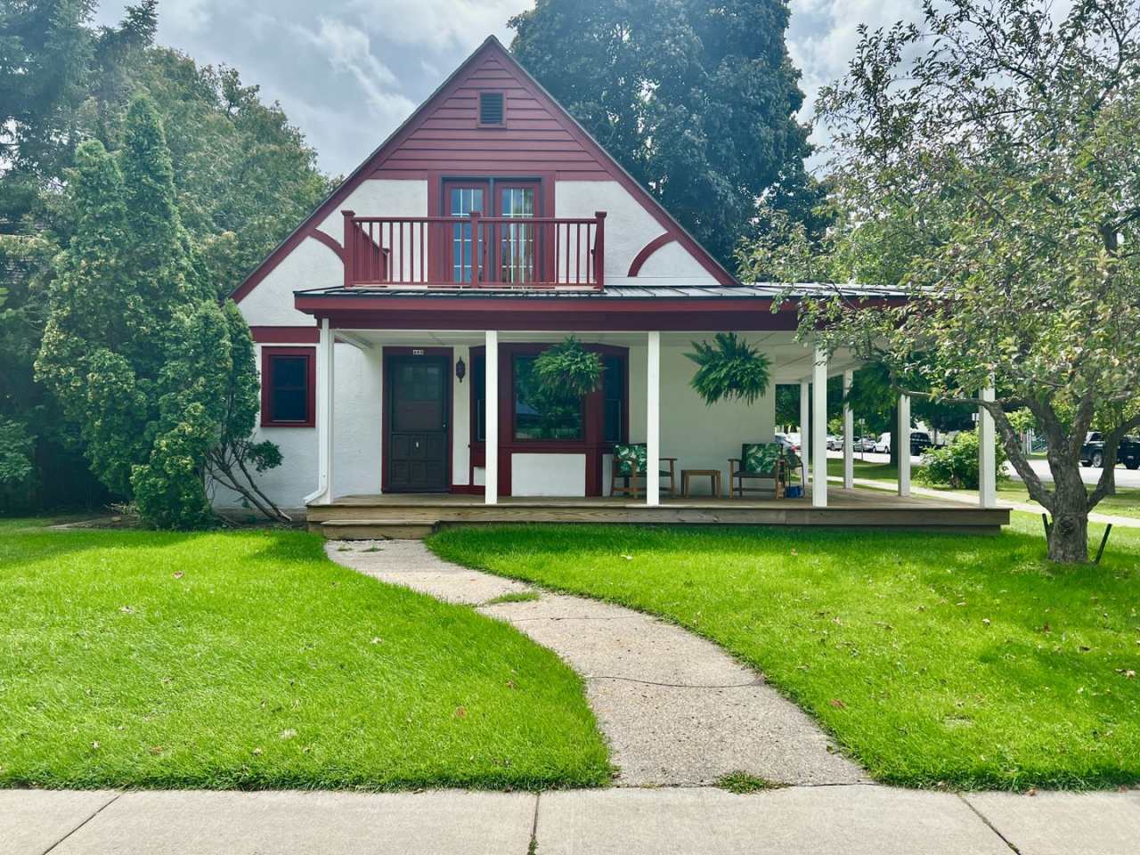 The Ideal TC Downtown Retreat