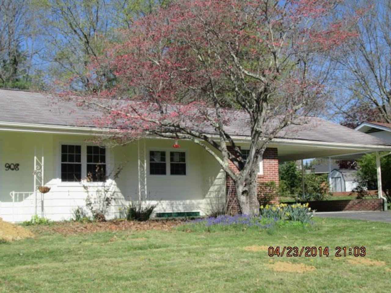 2 Bedroom with bonus room 1.5 Bath Lower-Level Duplex