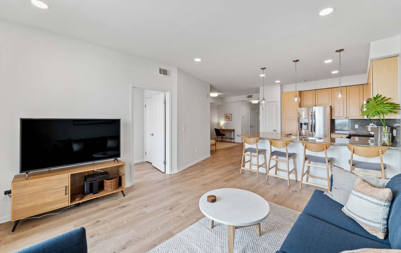 OCEAN VIEWS AND DOWNTOWN VIBES