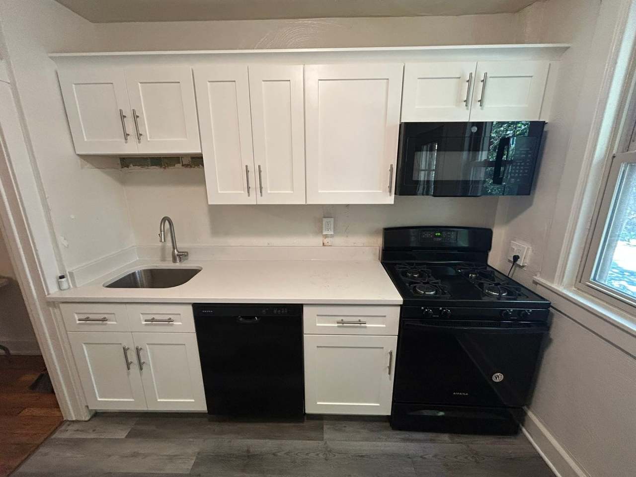 Perfect 3 BR Townhouse in Lovely Squirrel Hill Location! Private Backyard  MORE!! CALL TODAY!