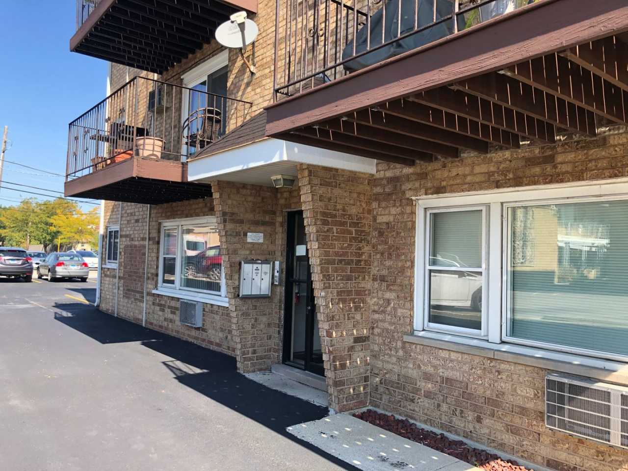 Bright 1bedroom/1bath Apartment Close to Transportation w/ Parking Included