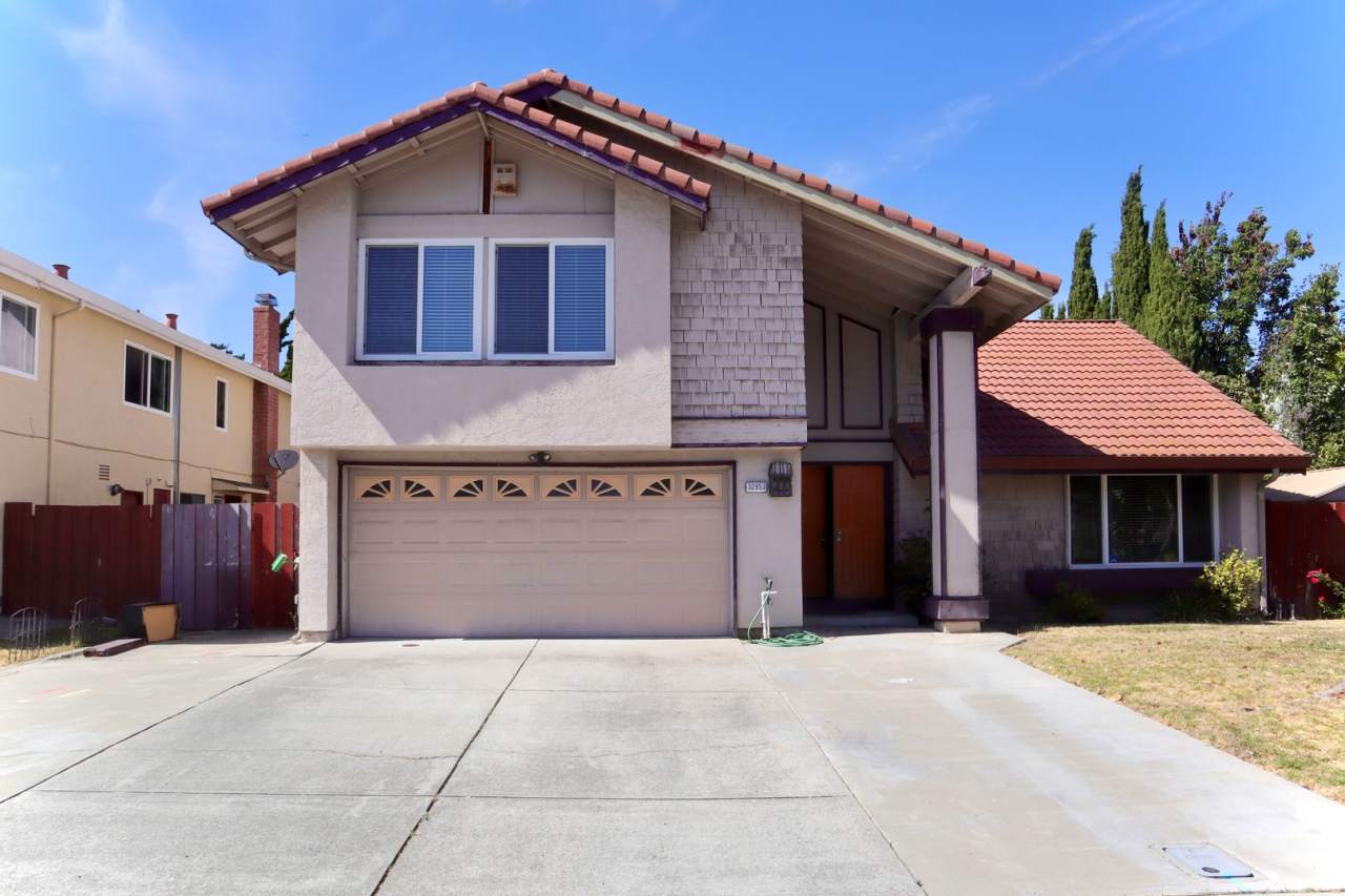 Spacious 4-bedroom home with Bonus Loft located in Union City! – Beautiful Backyard!