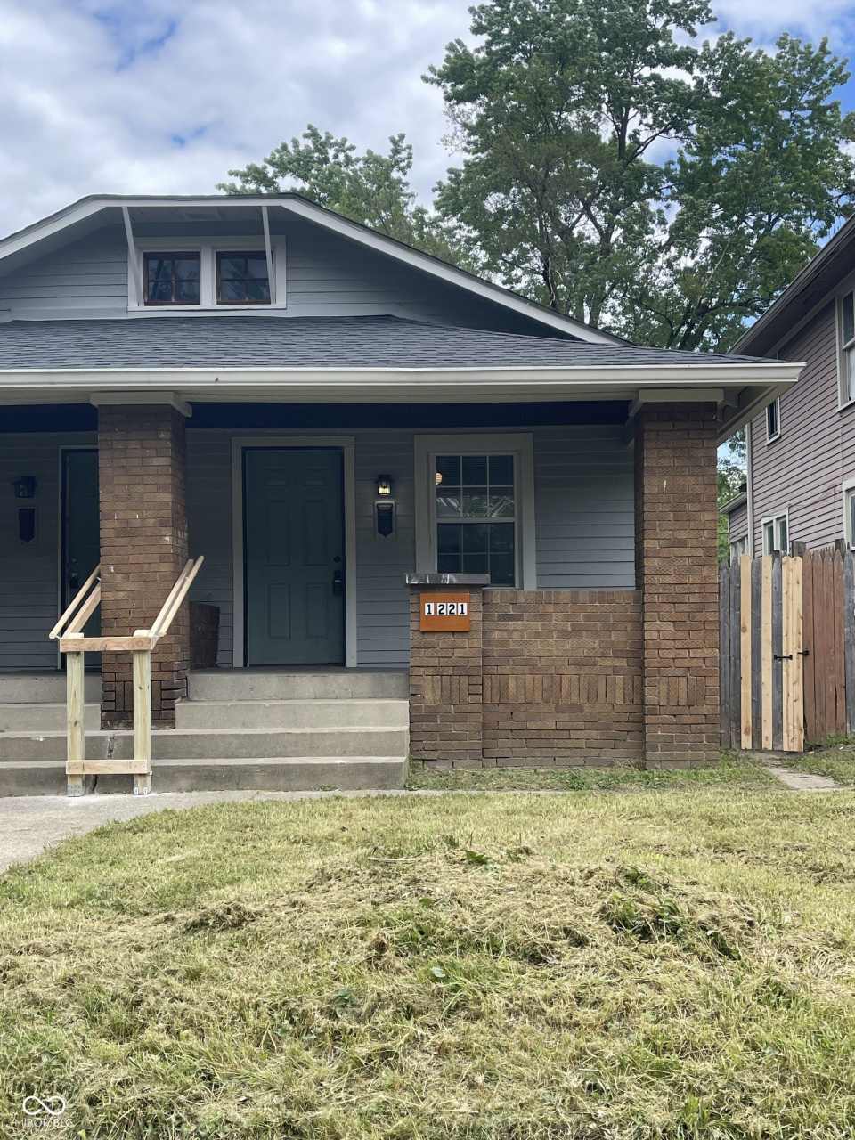 1221 N Oxford Street