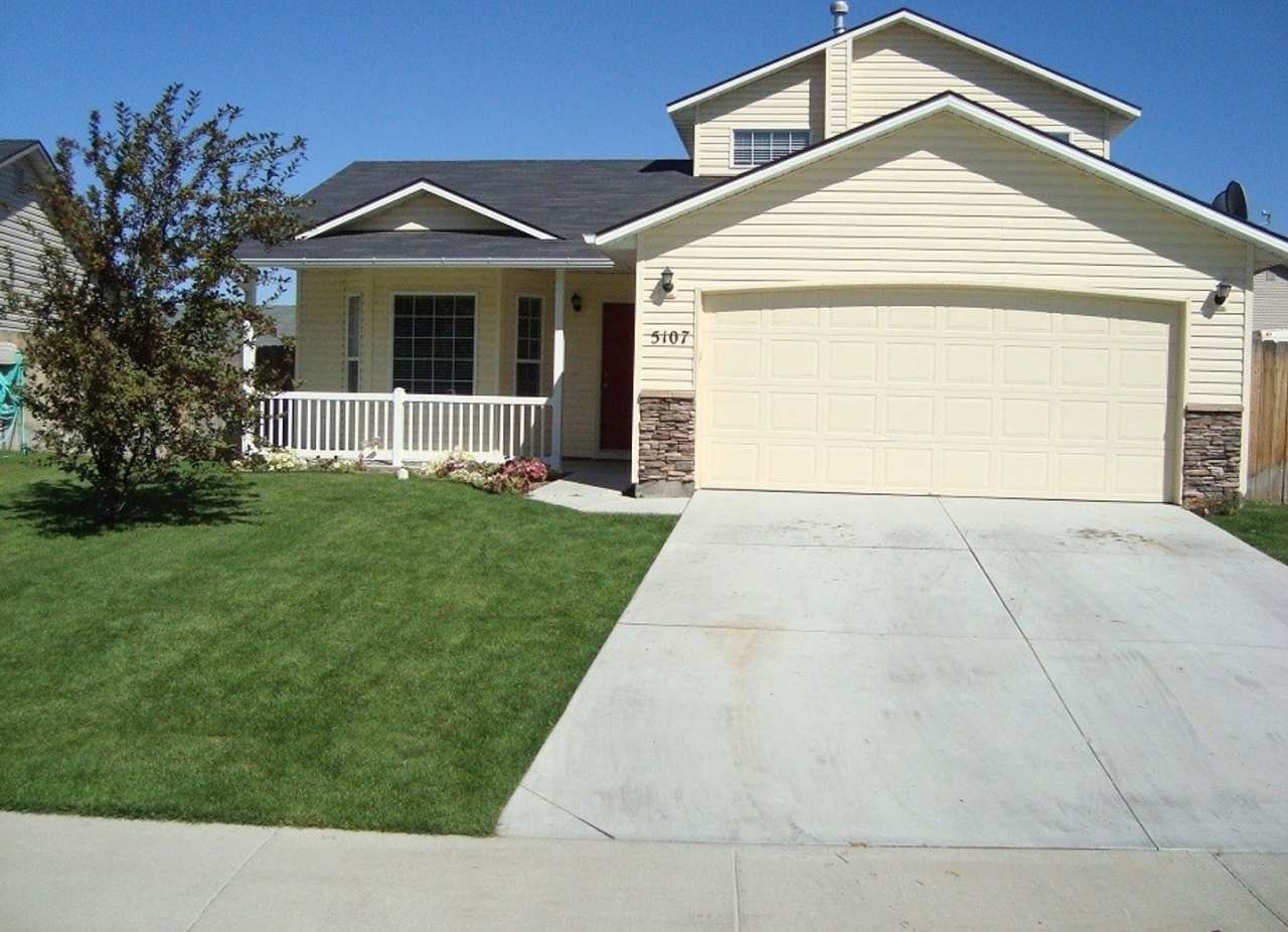 Beautiful two story home in Weston Pointe