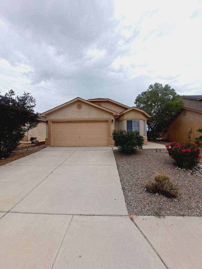 3 bed 2 bath home in Huning Ranch