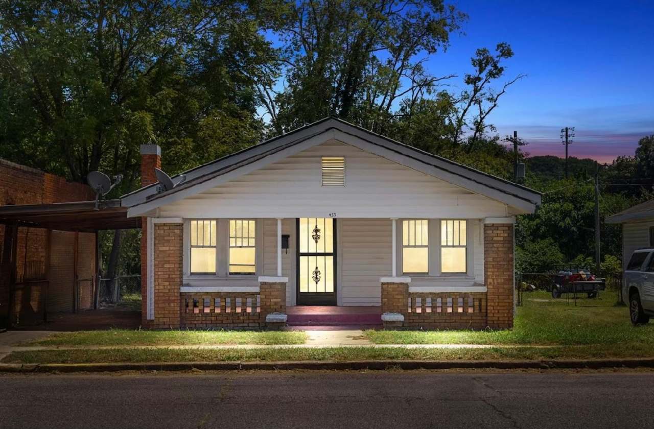 Charming and Newly Renovated 3 Bedroom 1 Bath Available Now!