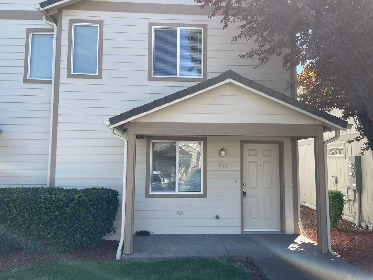 Beautiful 2 Bedroom 1.5 Bath Townhome Located in a Nice Complex.