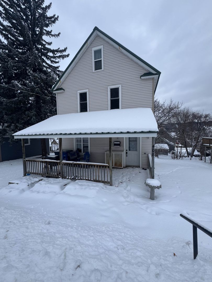 3 Bedroom Freshly Renovated Family Home in Houghton