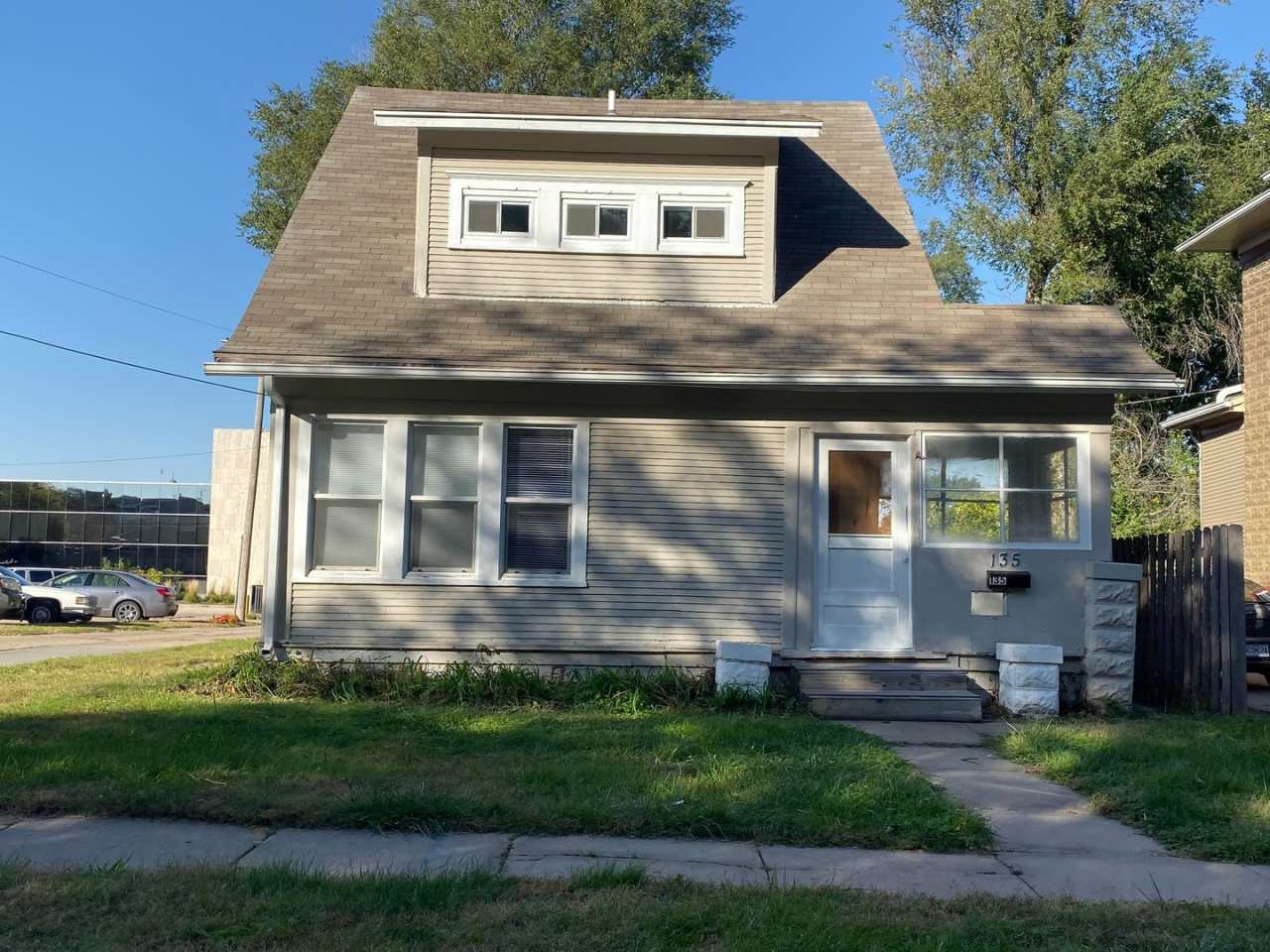 Large Kitchen, Hardwood Floors, Laundry included