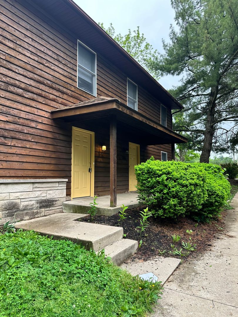 PRICE REDUCED! 3 bedroom, 2.5 bath Townhouse: Cedar Grove Townhomes!