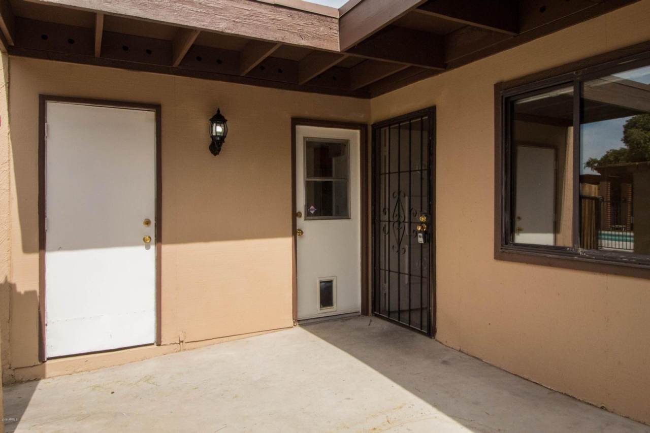 Amazing home is now available in heart of Glendale/ Utilities included only $1550.00