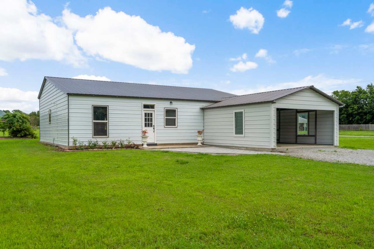 Modern Comfort on 1 Acre in Coweta – Available Now!