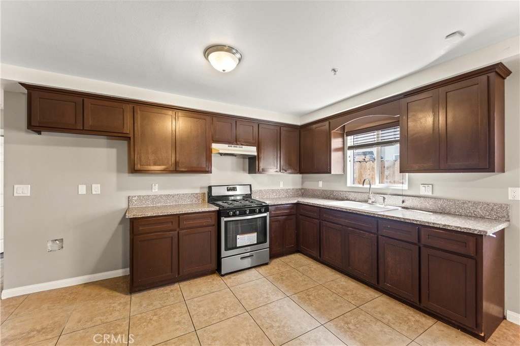 6102 S San Pedro Street