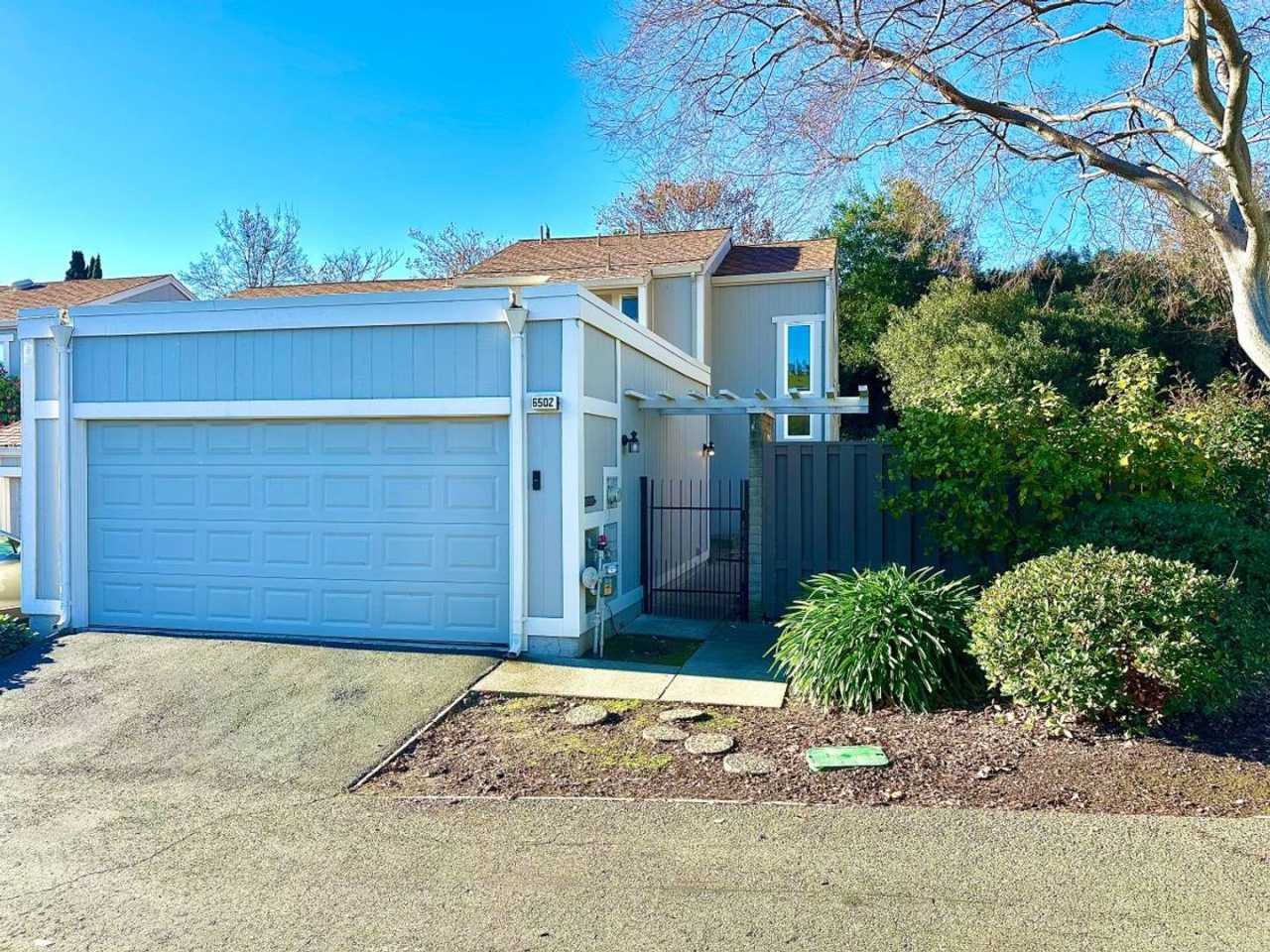 Virginia Hills-3 Bedroom, 2 Bath, Townhome with Garage and Pool