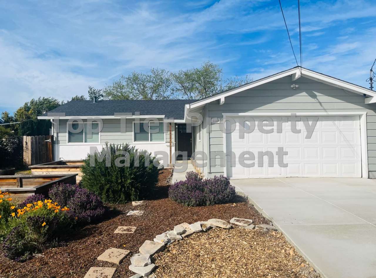 Beautiful 4 bed / 2 bath / 1,244 sqft House in Concord - Available 04/01