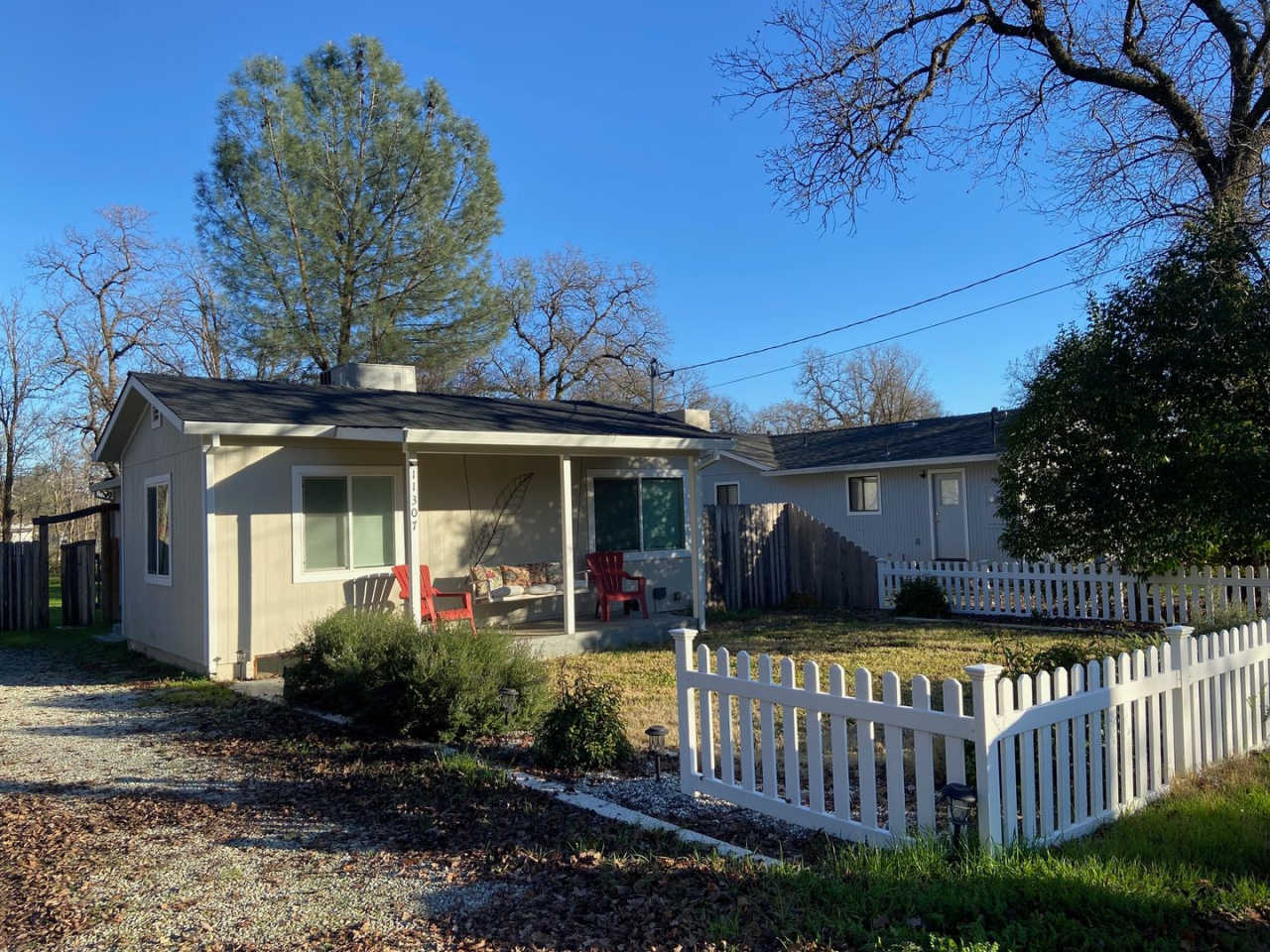 CUTE 2 BED 1 BATH HOUSE IN THE COUNTRY OAKS SUBDIVISION