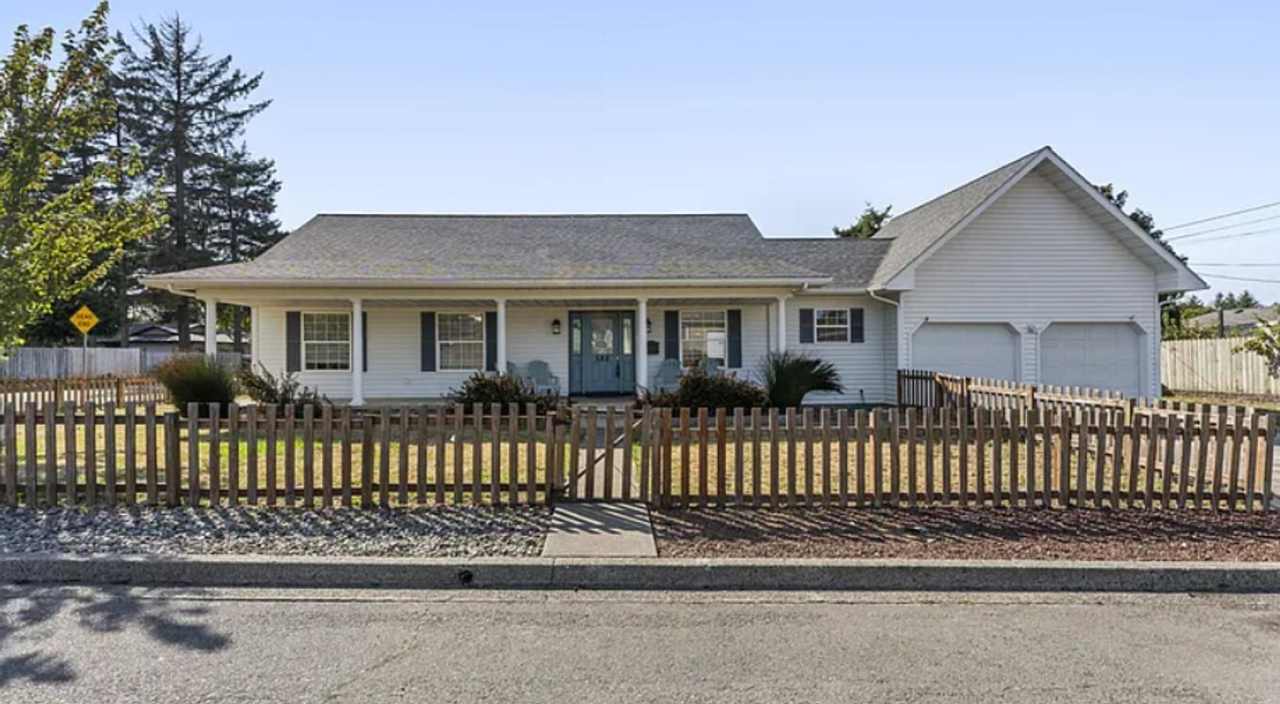 Stunning newer 3 bed/2 bath home in Coos Bay