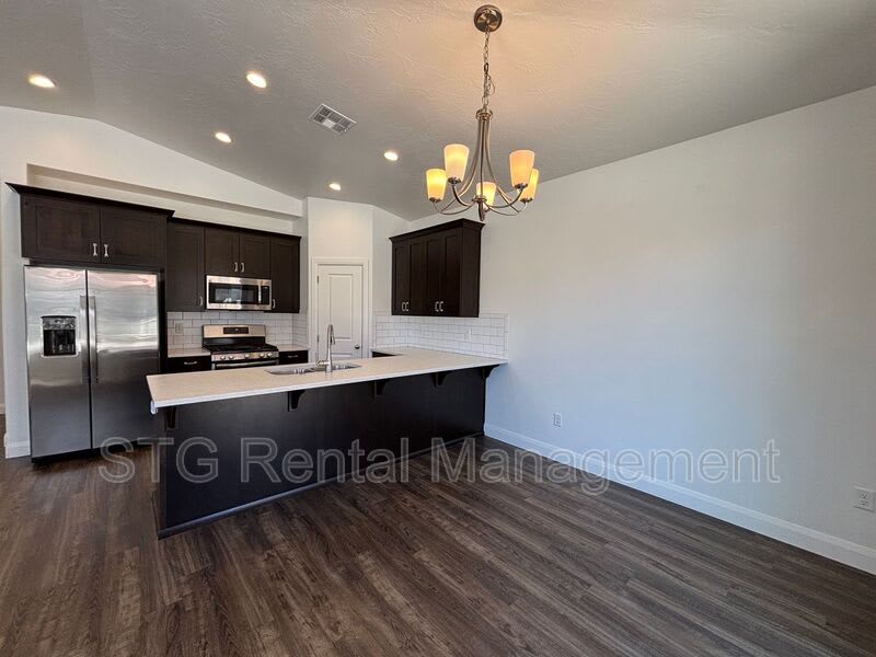 1092 North Alegre Aly