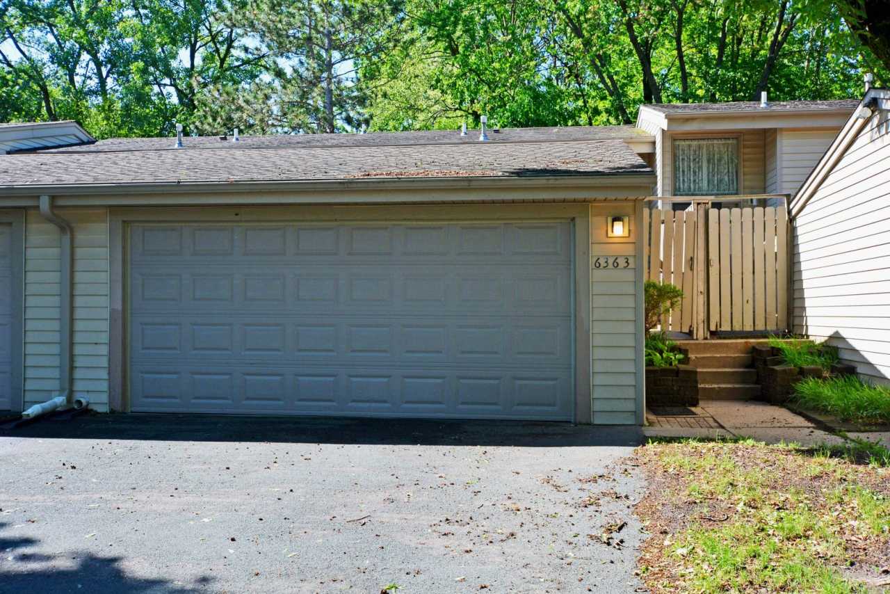 Beautiful 2 Bed 1.5 bathroom Woodbury Townhome