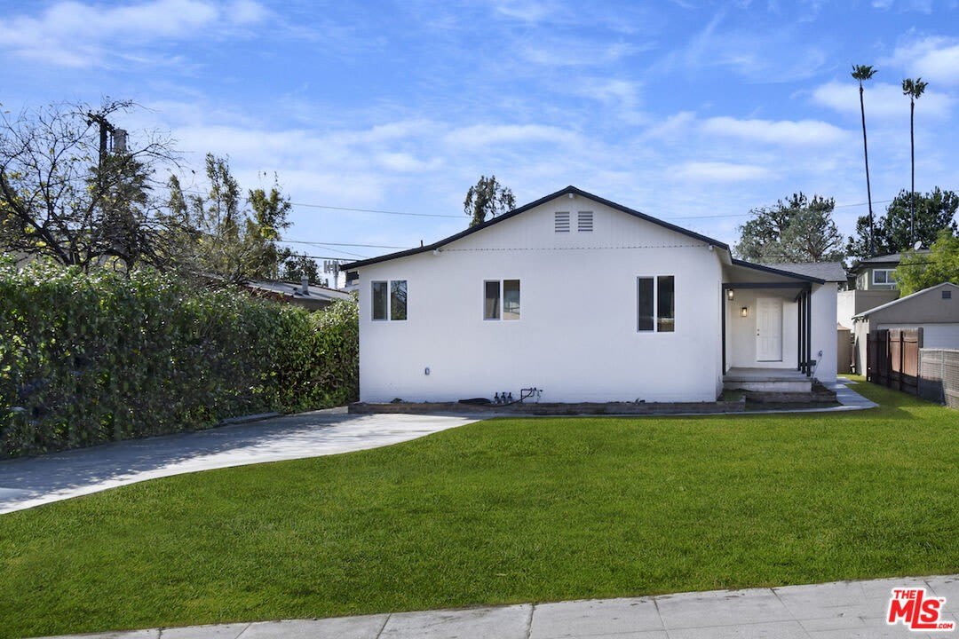 5549 Denny Ave