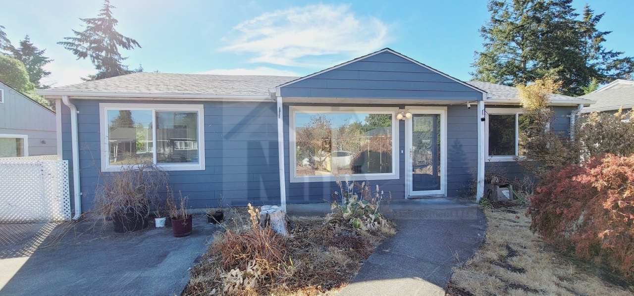 Absolutely Gorgeous 3 bd, 1 ba House located in Lakewood! $500.00 MOVE IN CREDIT.