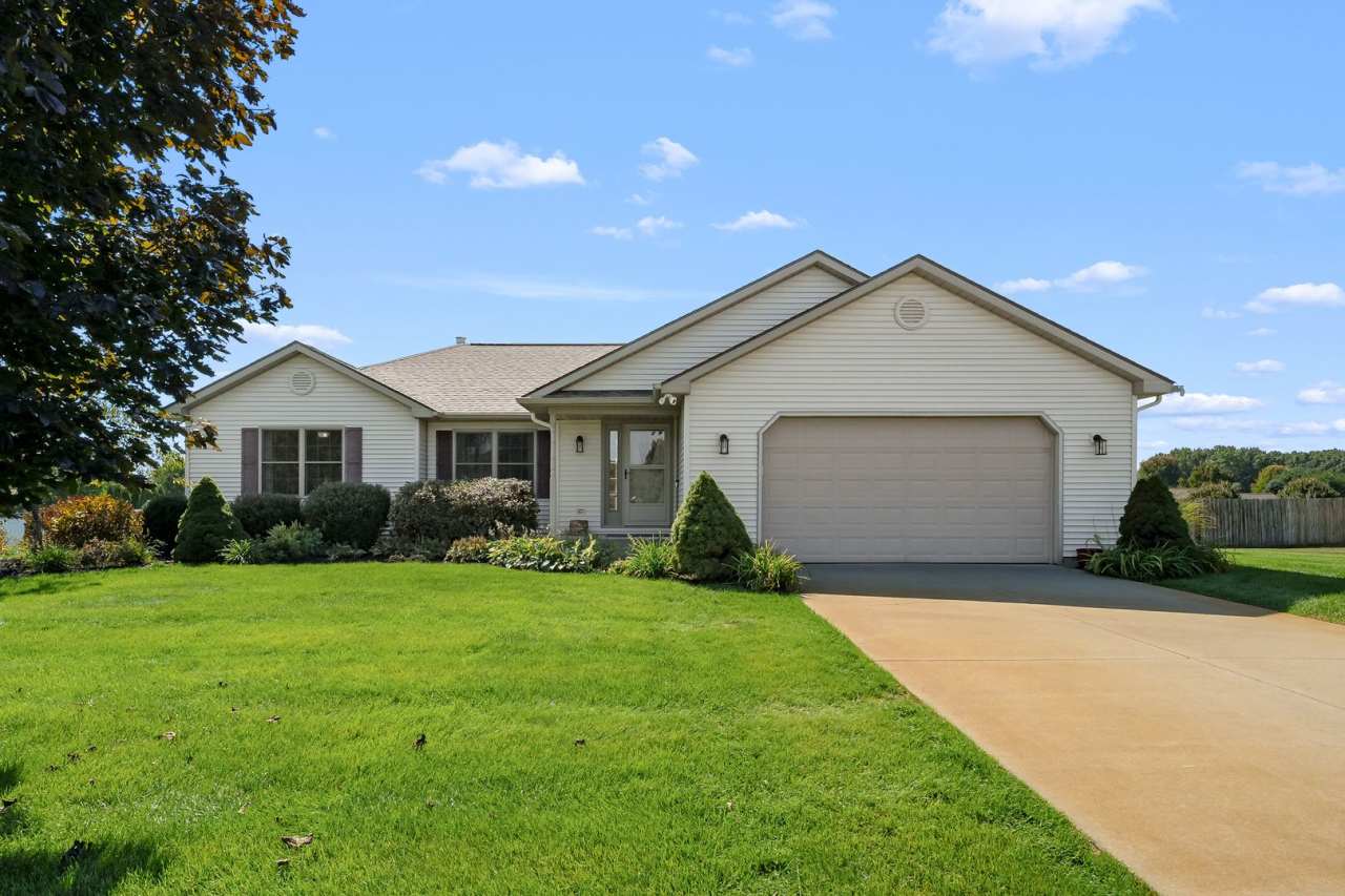 Four bedroom, 3 Bathroom with Bonus Room and Office, ranch style home in Mattawan!