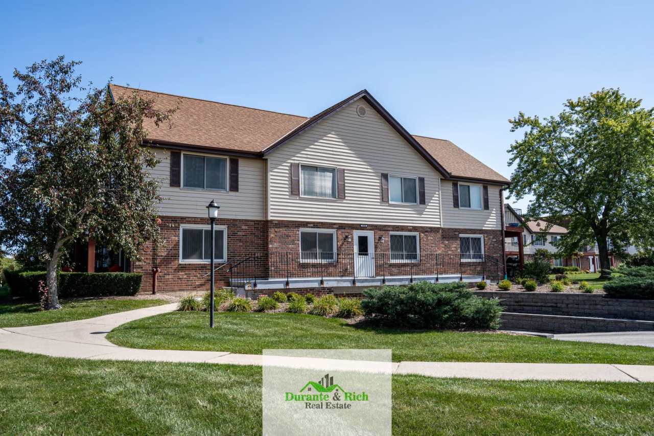 Spacious Upgraded 2 Bedroom 2 Bath Condo in Mequon