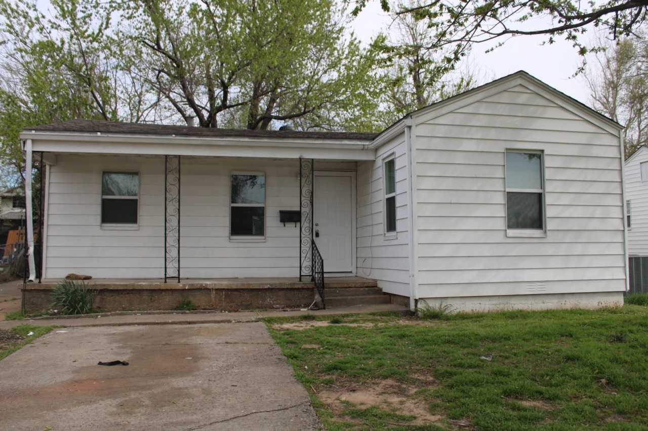 Over sized 2 car garage! ONE MONTH FREE FOR THE HOLIDAYS