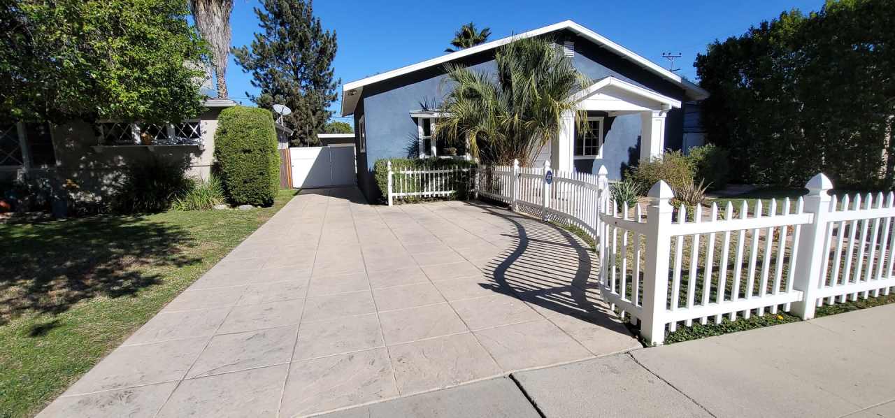 2 Bed / 1 Bath Home with Gorgeous Backyard Retreat – Woodland Hills
