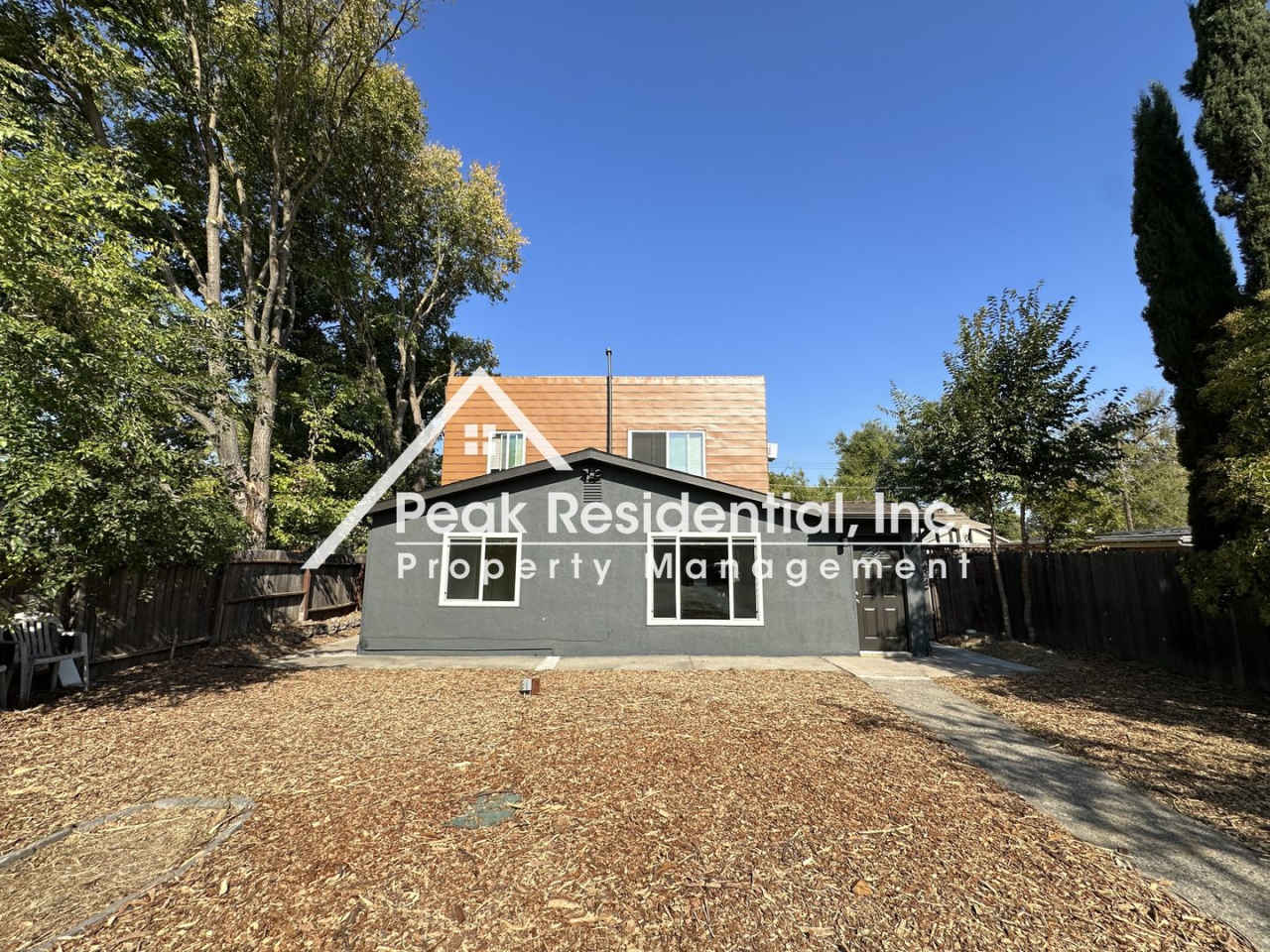 Spacious 2bd/1ba Lower Apartment with 1 Car Garage