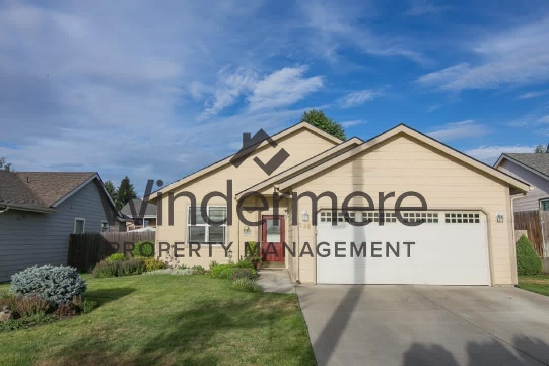 236 NE Flowers Lane **Yardcare Included with Rent**