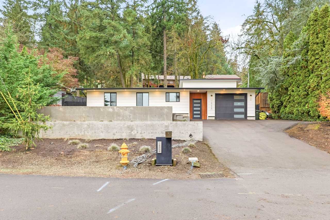 Stunning 4 Bedroom/2 Bathroom West Linn Retreat with Designer Firepit  Gorgeous Views!