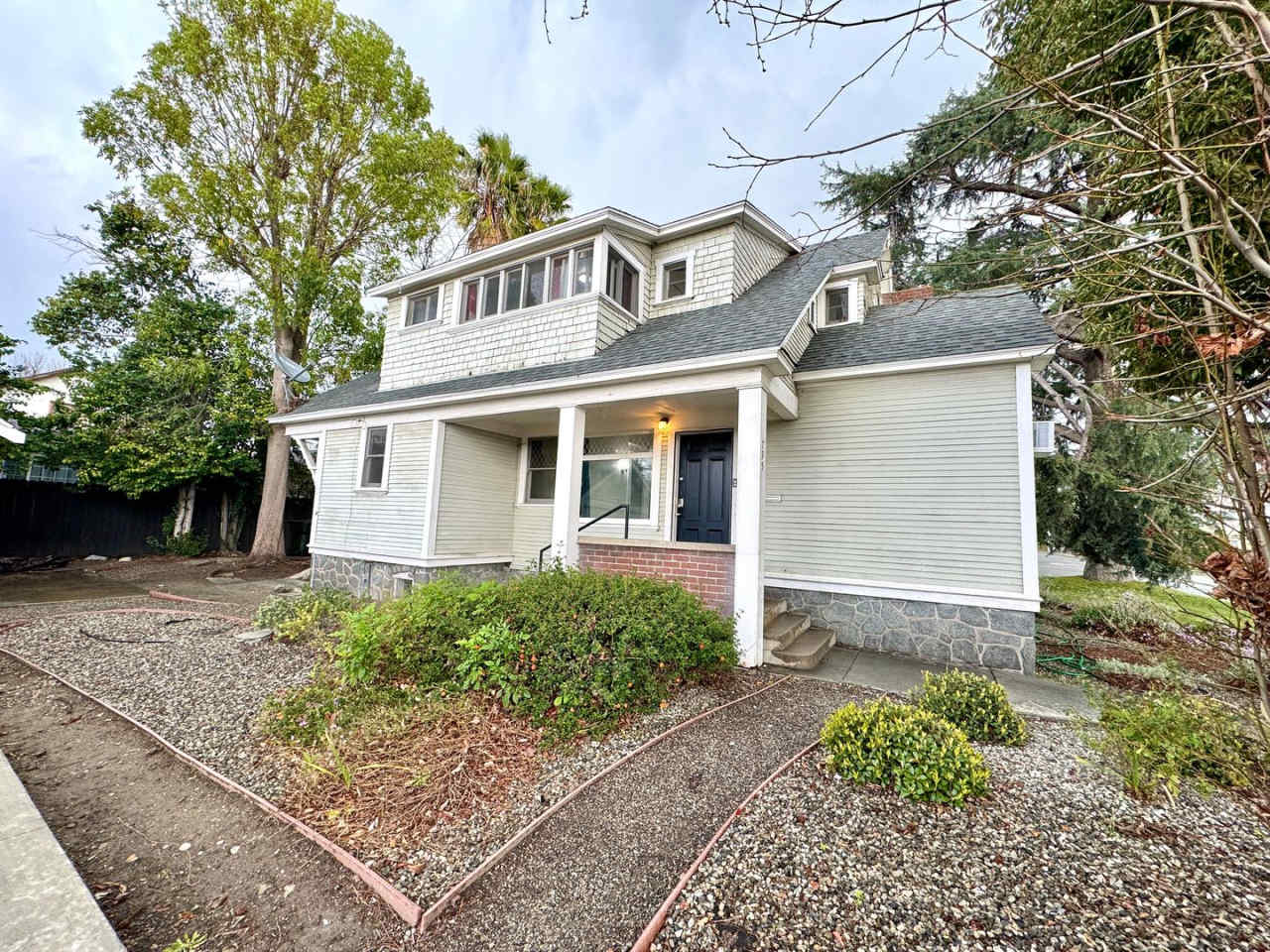 Charming 2-Bedroom, 1.5-Bathroom Home for Rent with Built-ins