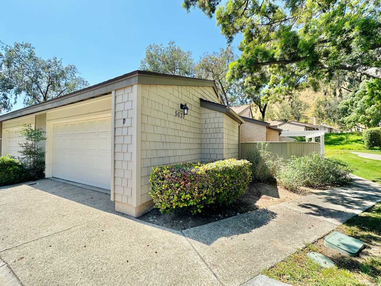 3 Bedroom Townhome In the Beautiful Smoke Tree Community