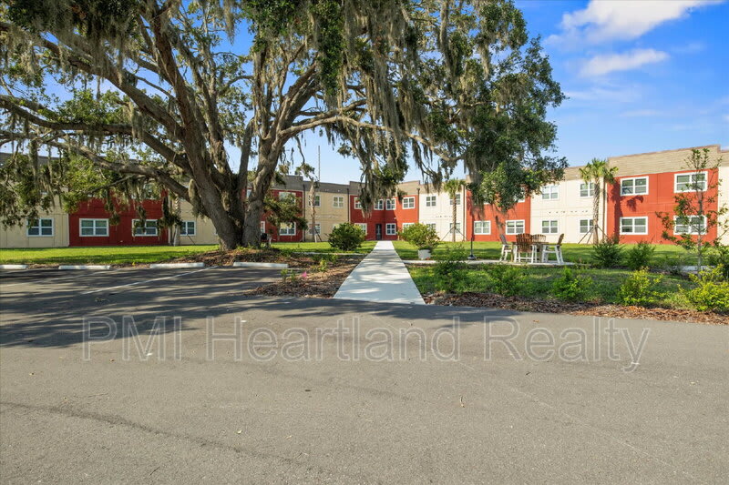 260 Spanish Moss Cir