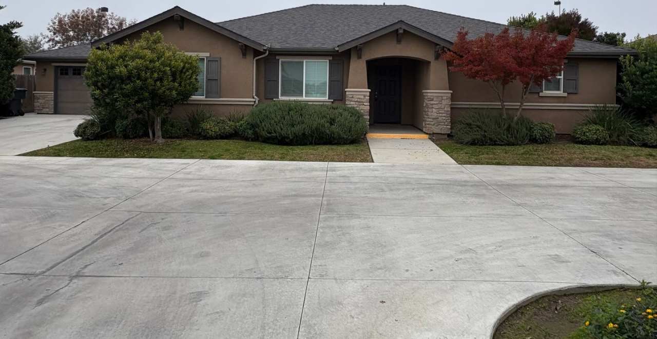 Beautiful home behind shopping center available now!