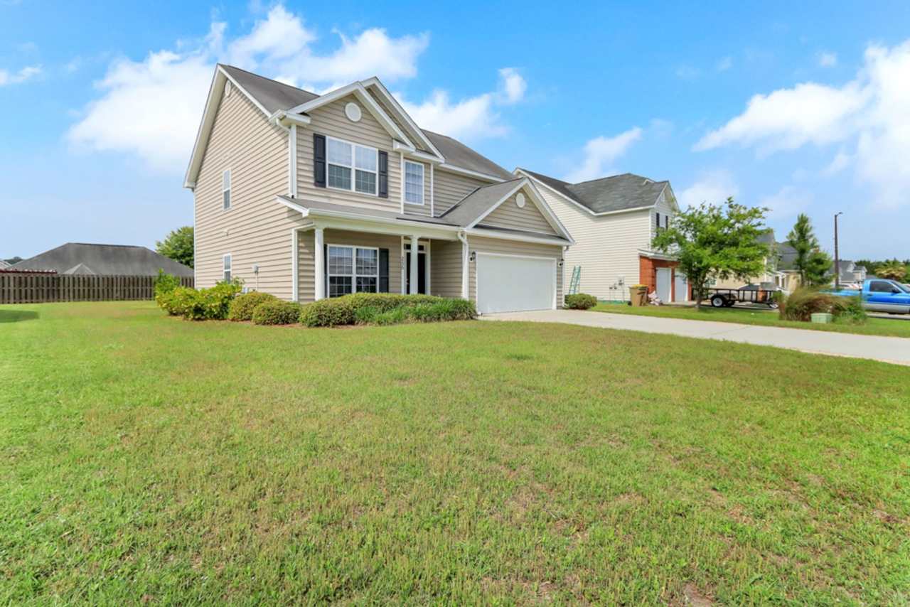 4 Bed/2.5 Bath in Richmond Hill!