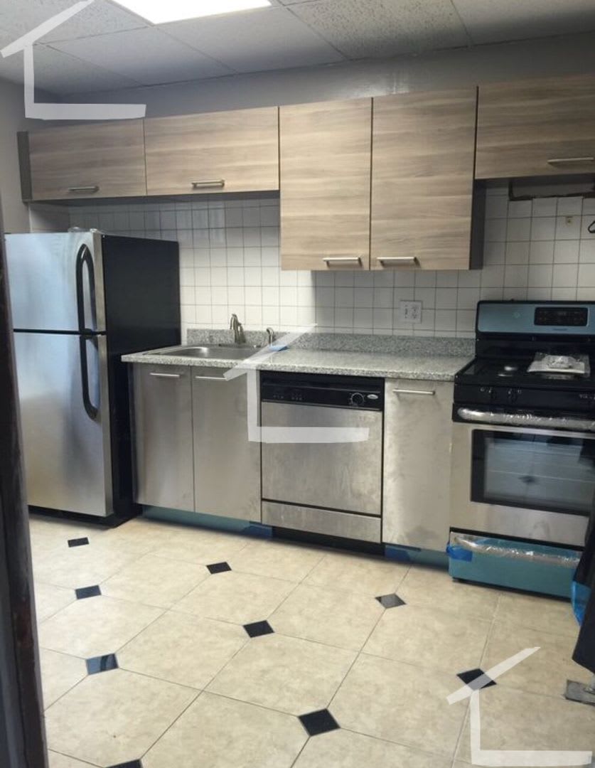 Large 3 bed unit right in front of the Green Line.