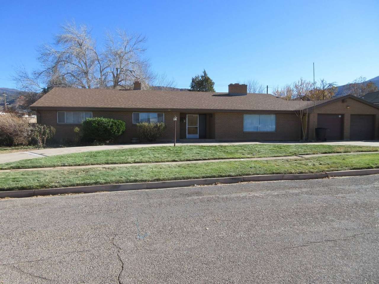 **Move-In Discount** Spacious single level home with a retro feel - you must see!