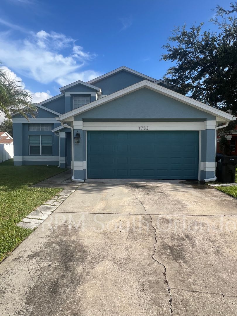 Beautiful 4 Bedroom 2.5 Bath Home with Heated Pool and Spa for Lease in Orlando