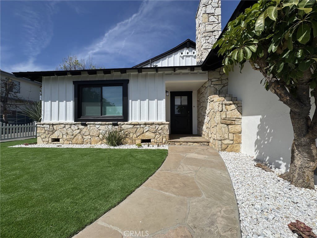 1904 Linda Flora Drive