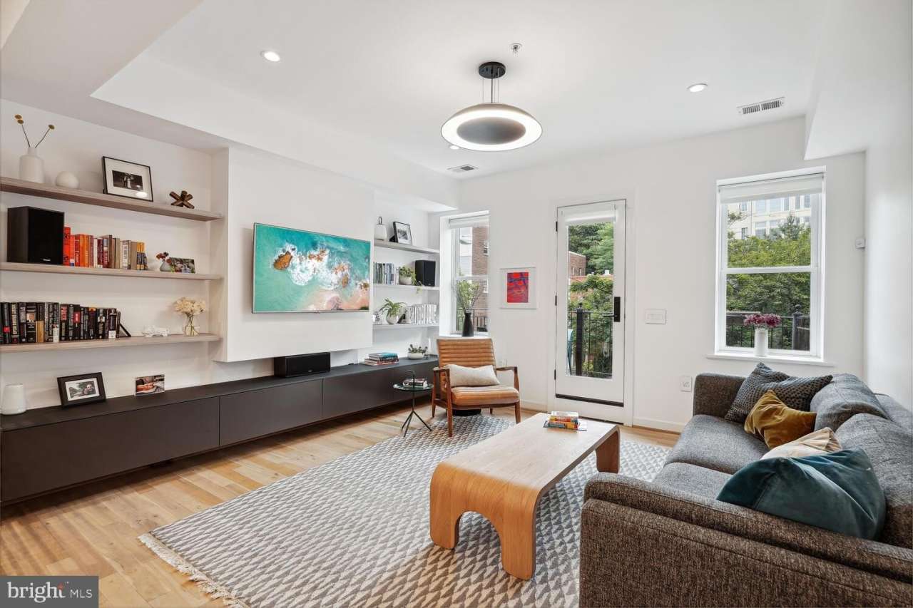 2242 ONTARIO Road NW unit: 3