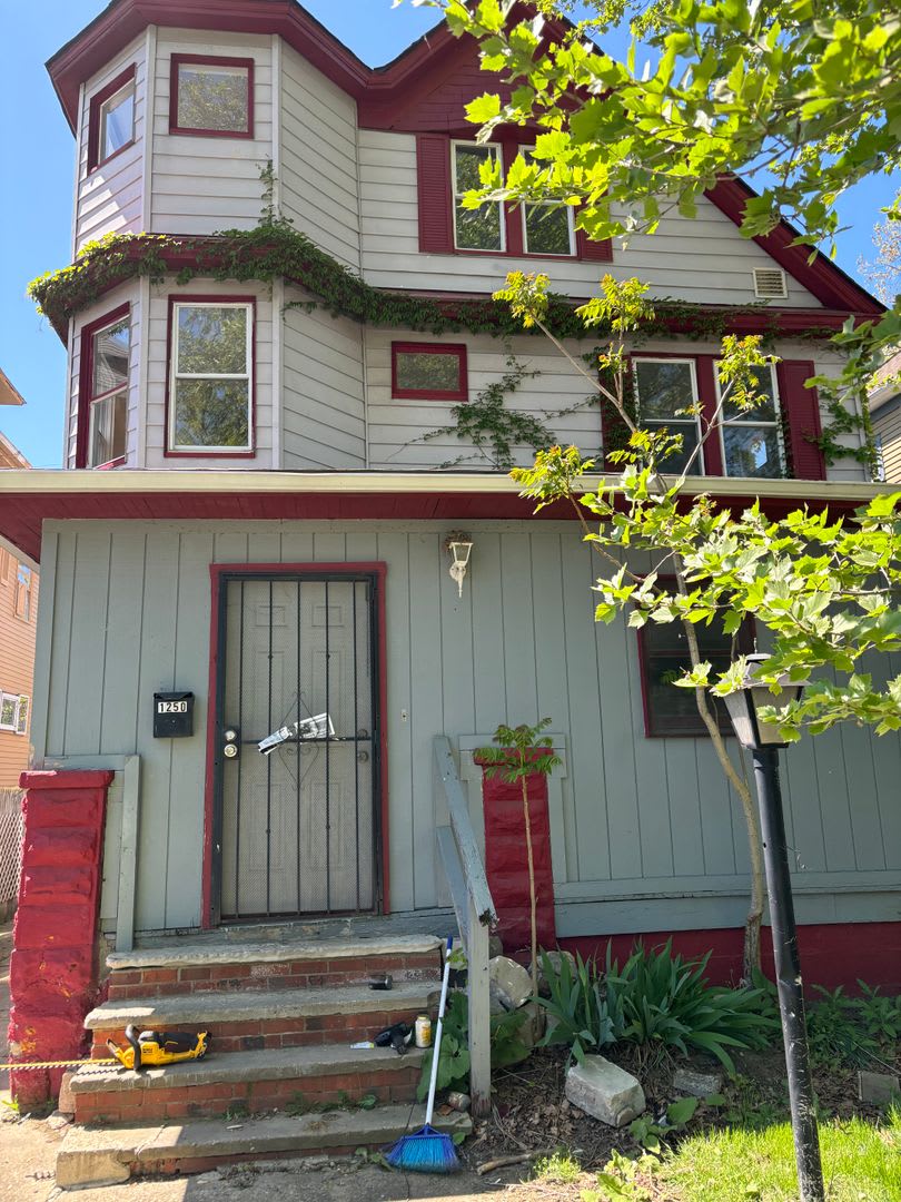 CLEVELAND EAST SIDE 4 BEDROOM SINGLE HOME