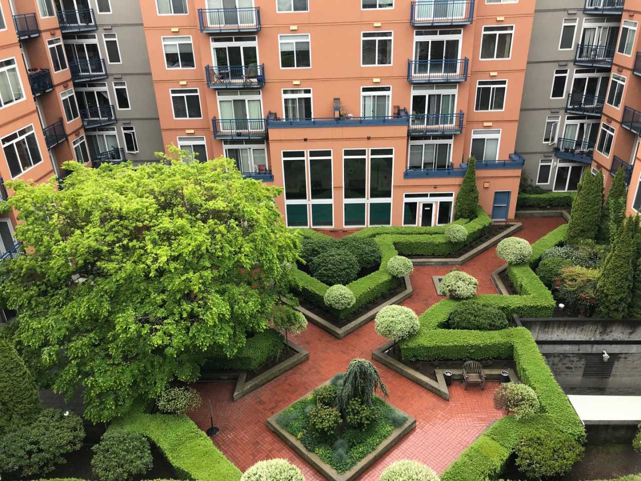 Lovely and Spacious Condo at Belltown Court! Secure Access Parking !