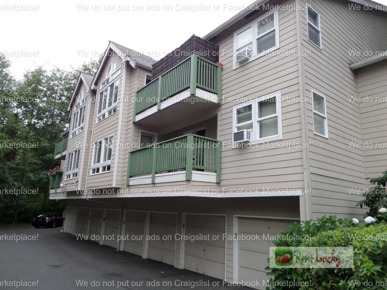 Super Cute and Private 2-Bedroom Condo w/2 Parking Spaces in Lake Forest Park!!