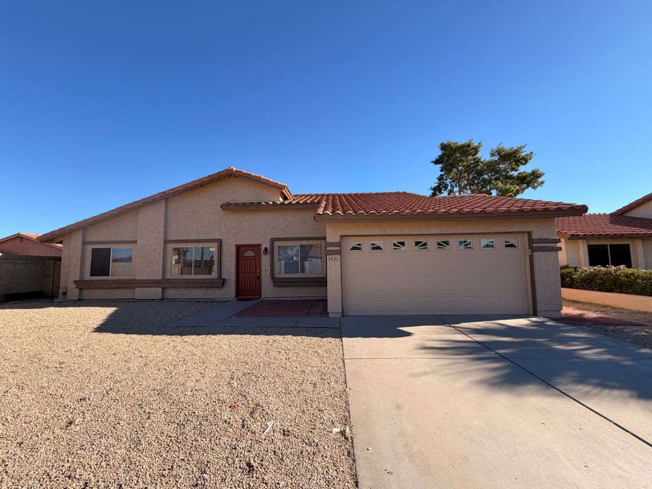 ⭐ Spacious 3-Bedroom 2-Bathroom Chandler Home with Vaulted Ceilings and Large Yard
