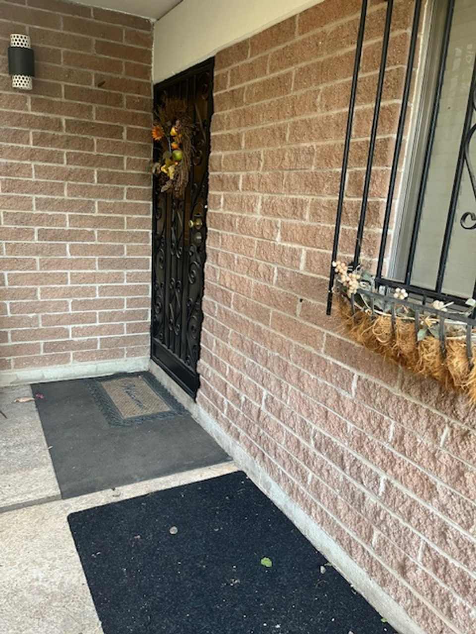 Lovely 2 Bedroom and 2 Bathroom Condo w/ Den! Lots of Space! *SPECIAL OFFER 2 Weeks Free Rent*