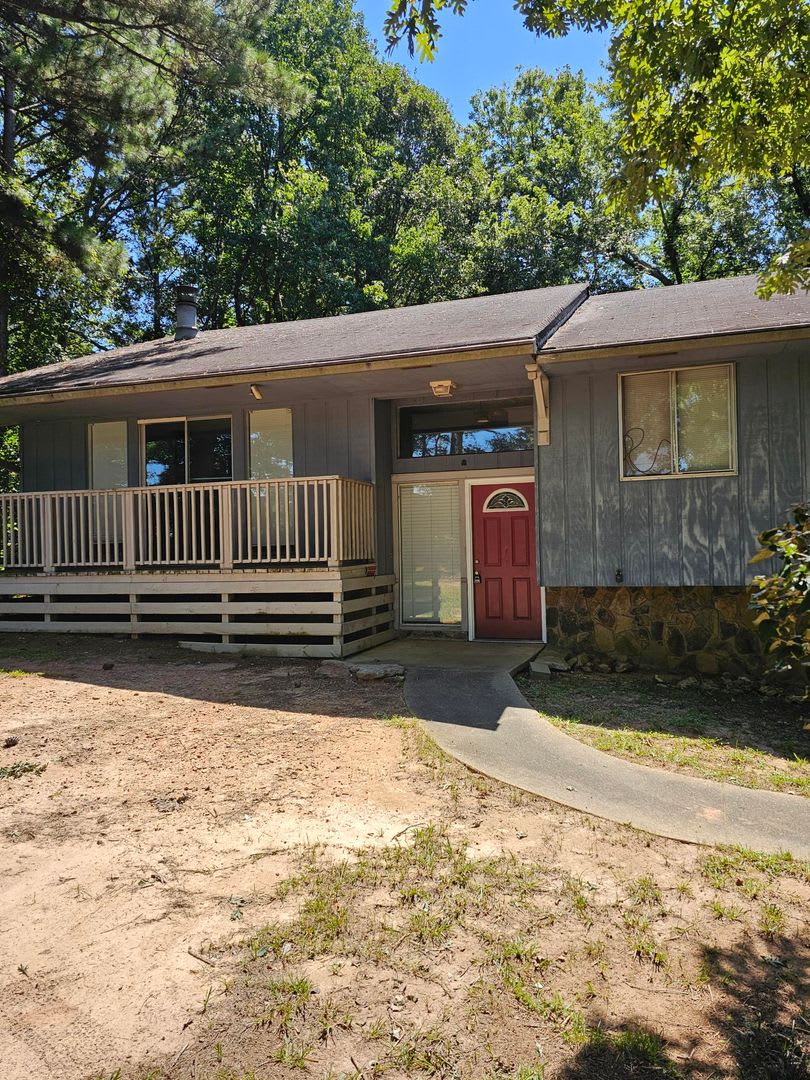 *Home For The Holidays Move In Special* 4 Bedroom Home w/Basement! Convenient Ellenwood Location!