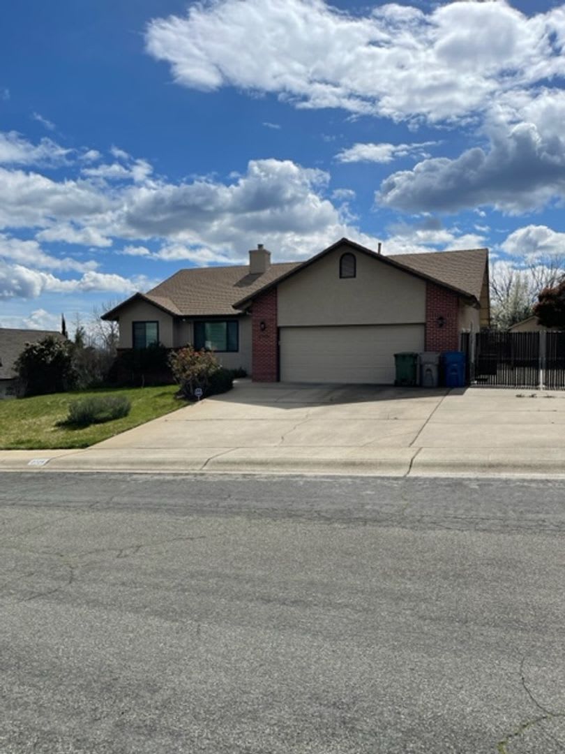 3 Bedroom Located in Country Heights Subdivision!